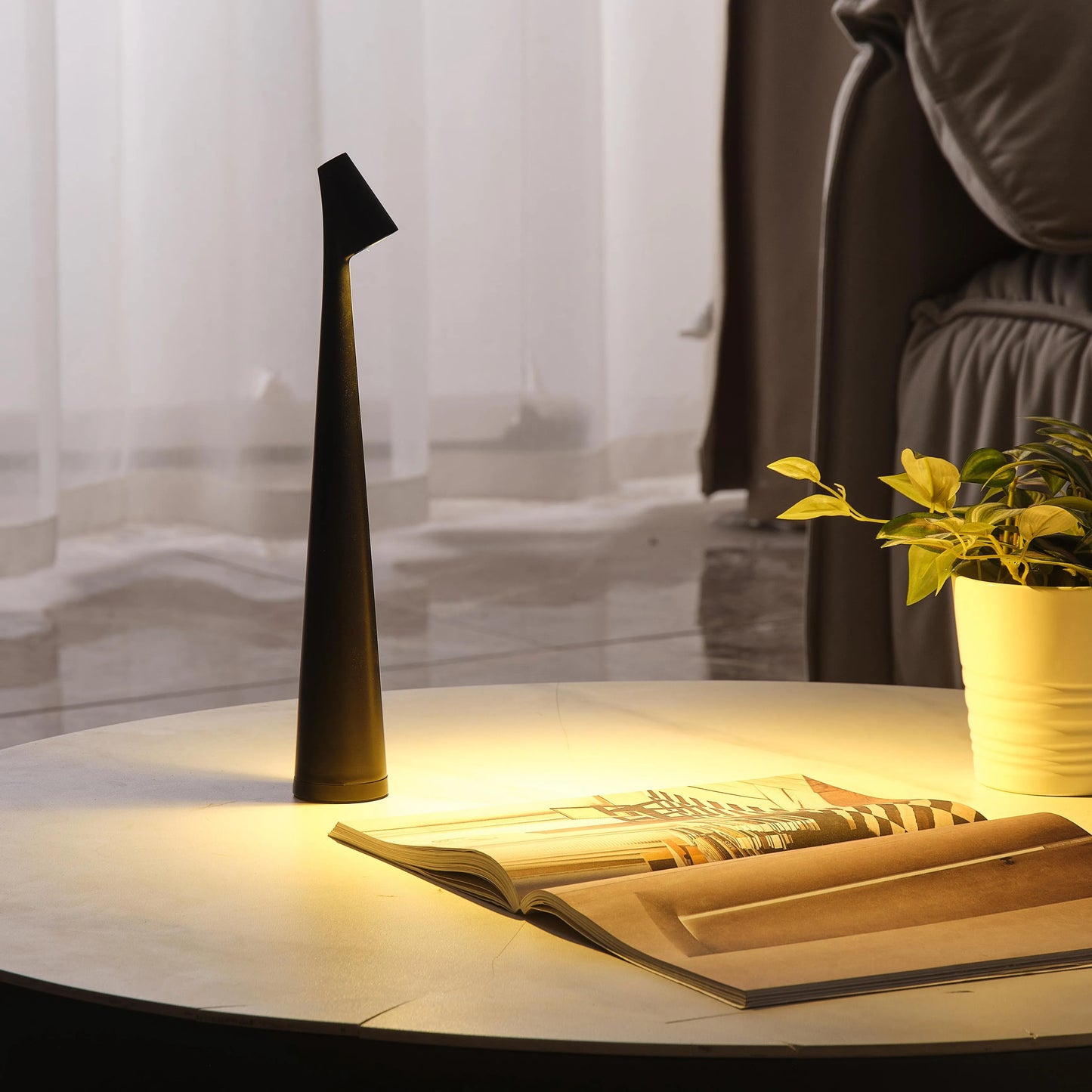 SCULPTING TABLE LAMP